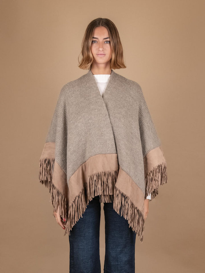 SCIALLE IN LANA CAMMELLO CON PROFILI E FRANGE IN CAMOSCIO BEIGE OLIVIA530 890 ANDREA MORANDO 