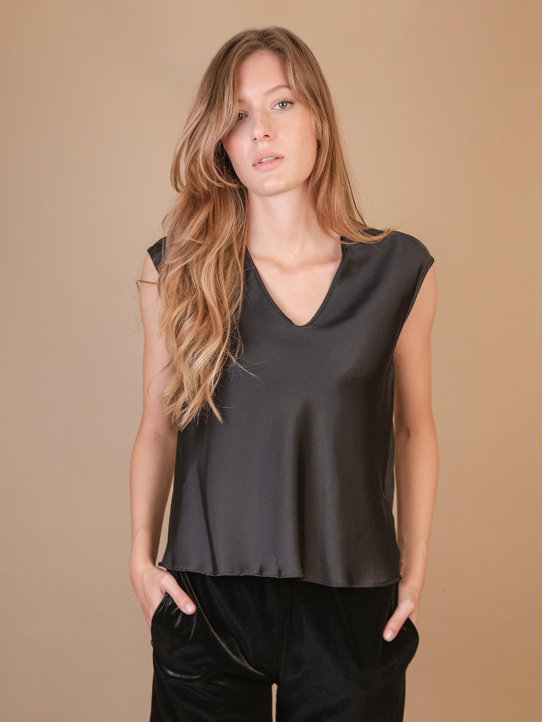 BLUSA  CON SCOLLO A V E MANICA CORTA IN RASO NERo M9827 NERO ANDREA MORANDO 