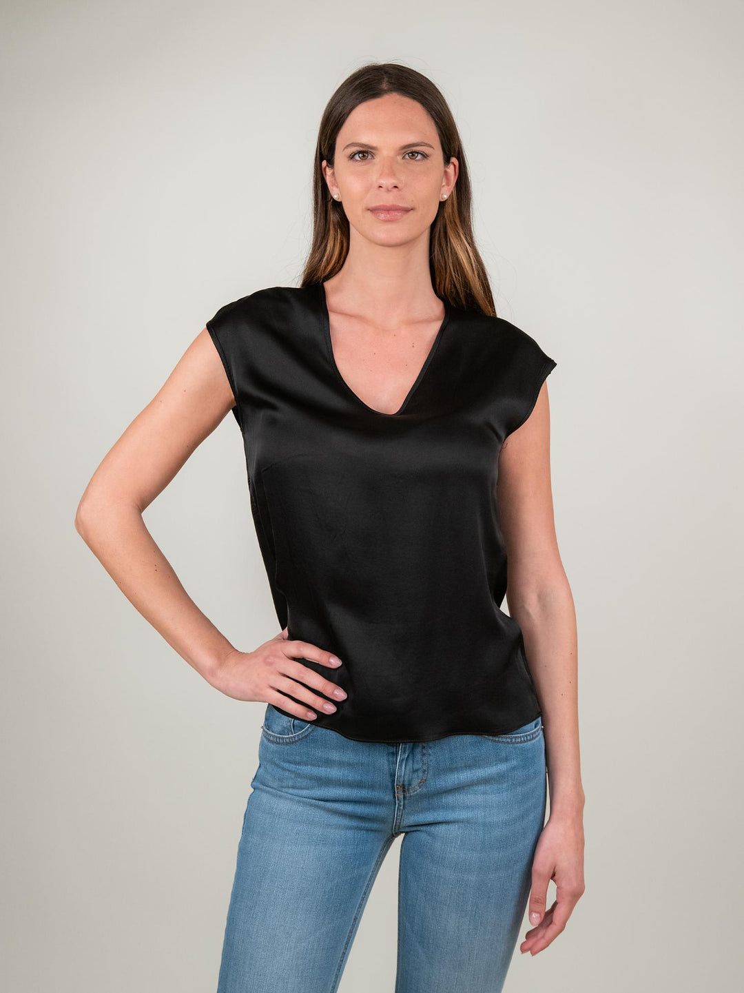 BLUSA CON SCOLLO A V E MANICA CORTA IN RASO NERA M9827 NERO ANDREA MORANDO 