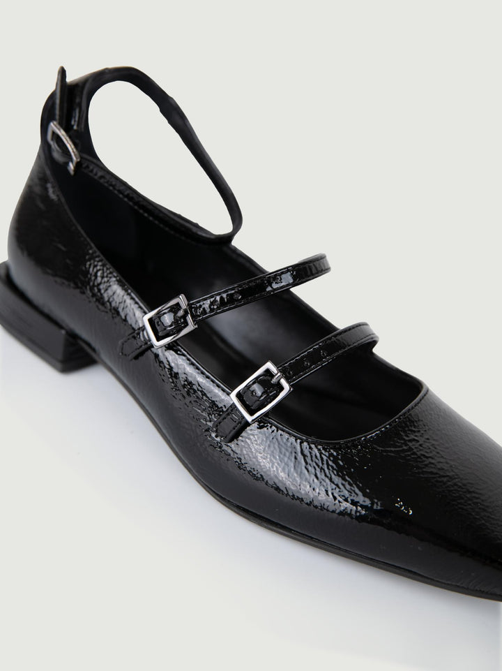 BALLERINA IN VERNICE NERA CON CINTURINI