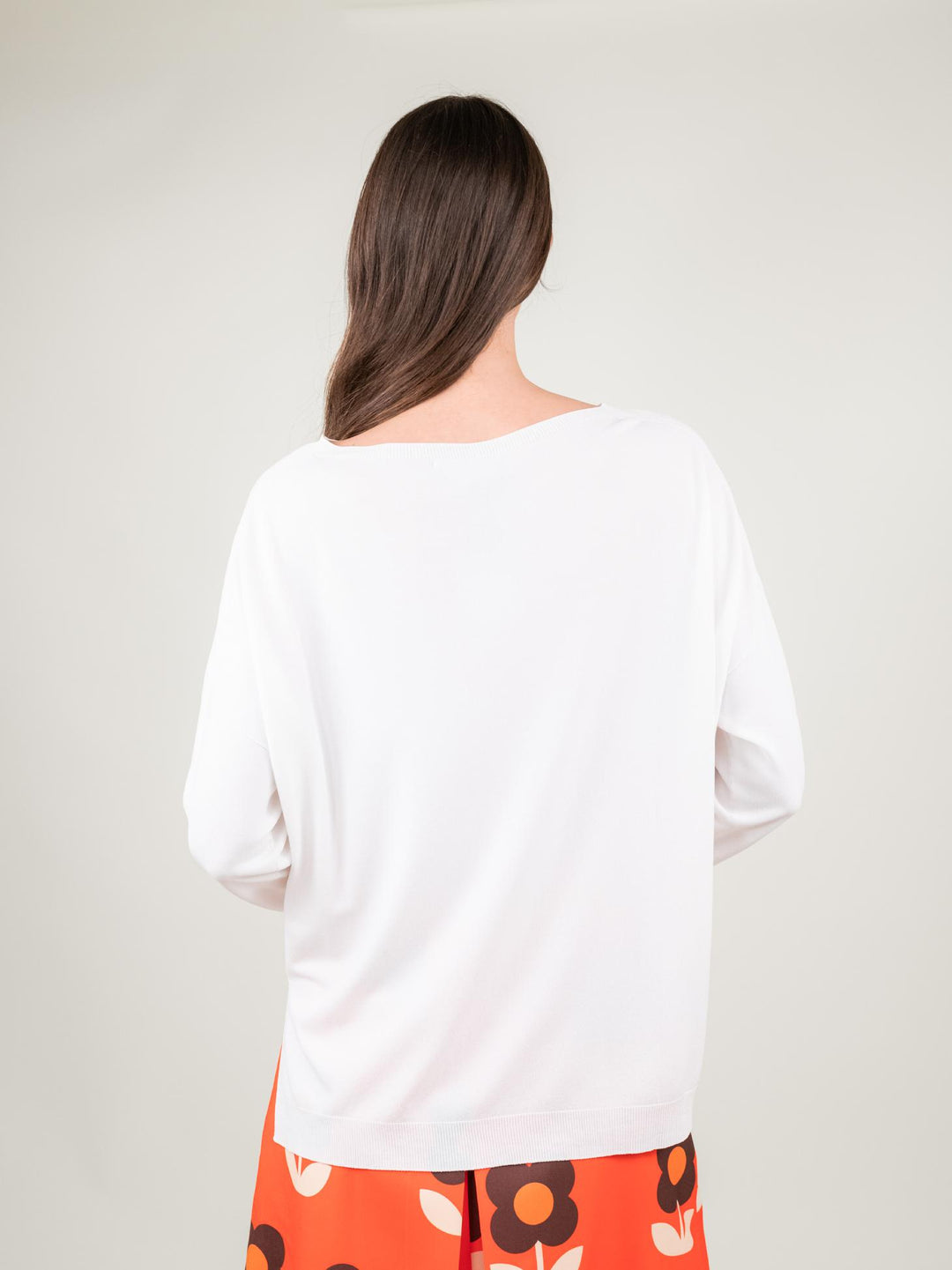 MAGLIA OVER BIANCA CON SCOLLO A BARCHETTA 2685 BIANCO ANDREA MORANDO 