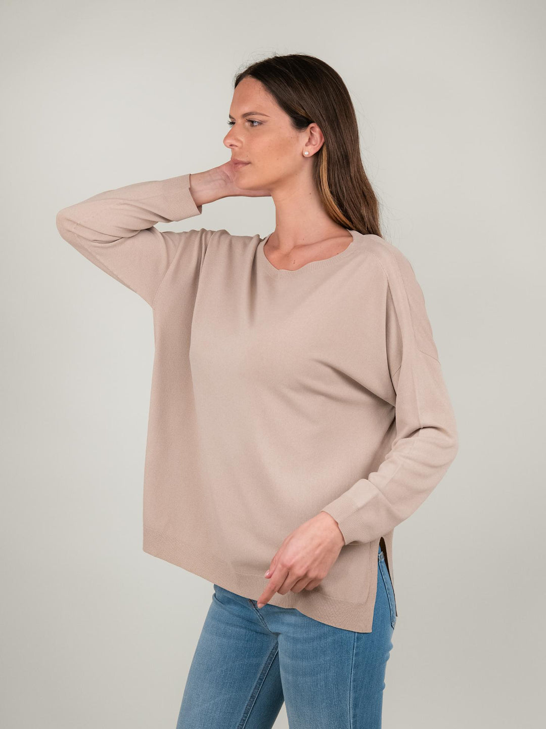 MAGLIA OVER BEIGE CON SCOLLO A BARCHETTA 2685 BEIGE ANDREA MORANDO 