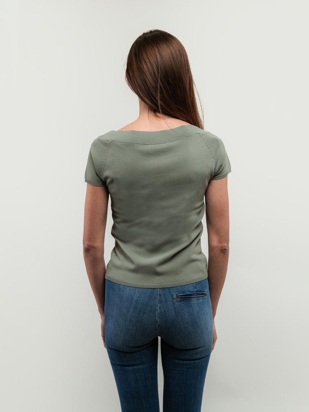 T-SHIRT  VERDE SALVIA CON SCOLLO A BARCA 251W6022 334 ANDREA MORANDO 
