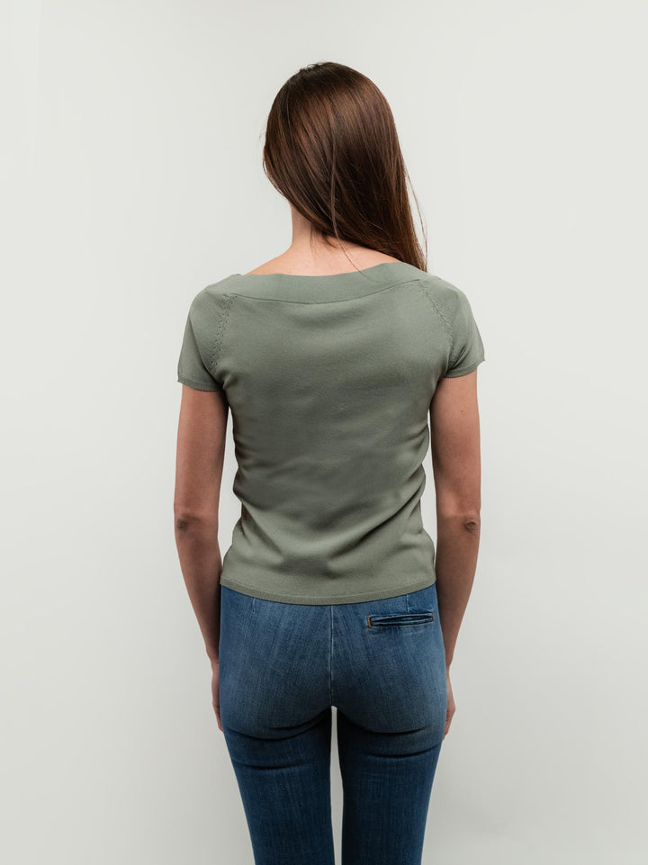 T-SHIRT  VERDE SALVIA CON SCOLLO A BARCA 251W6022 334 ANDREA MORANDO 