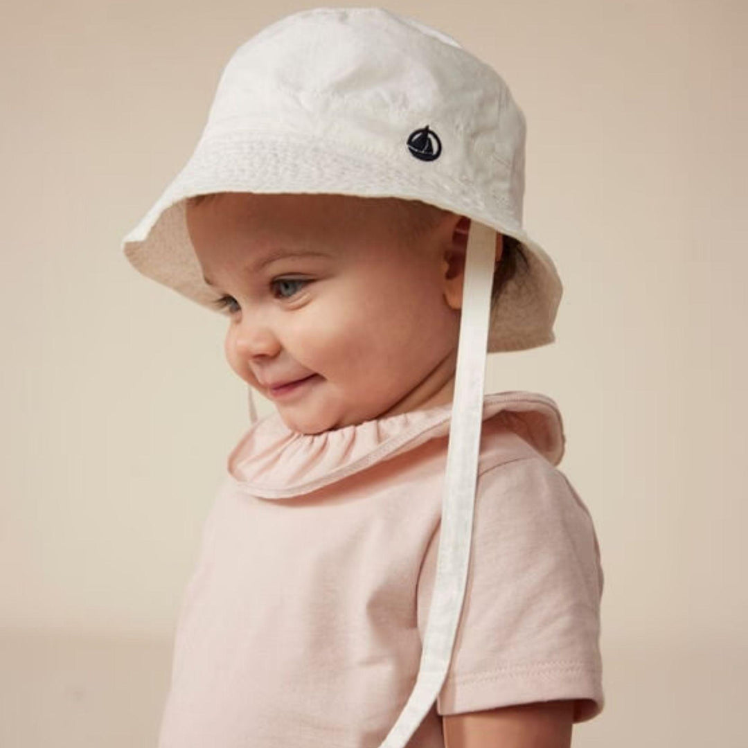 CAPPELLINO BOB BEBÈ IN TWILL BIANCO A09HV 02 PETIT BATEAU 