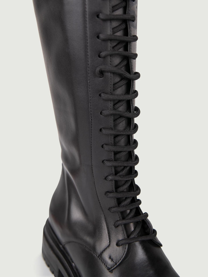 ANFIBIO ALTO IN PELLE NERA CON ZIP
