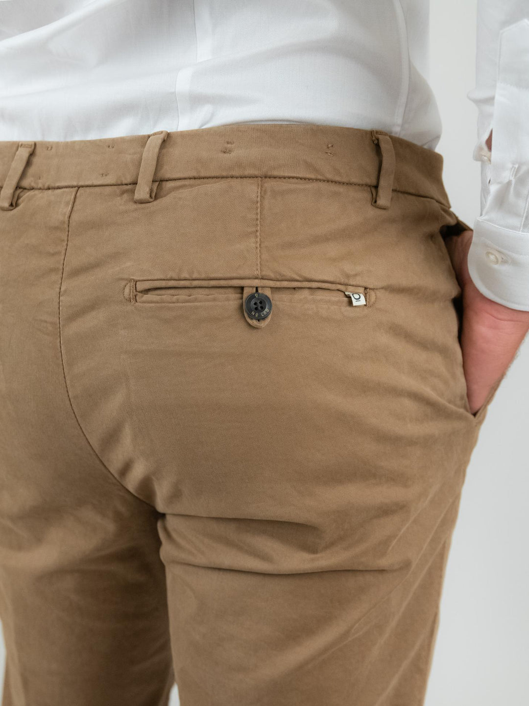 PANTALONE MARRONE  CON TASCHE A FILO