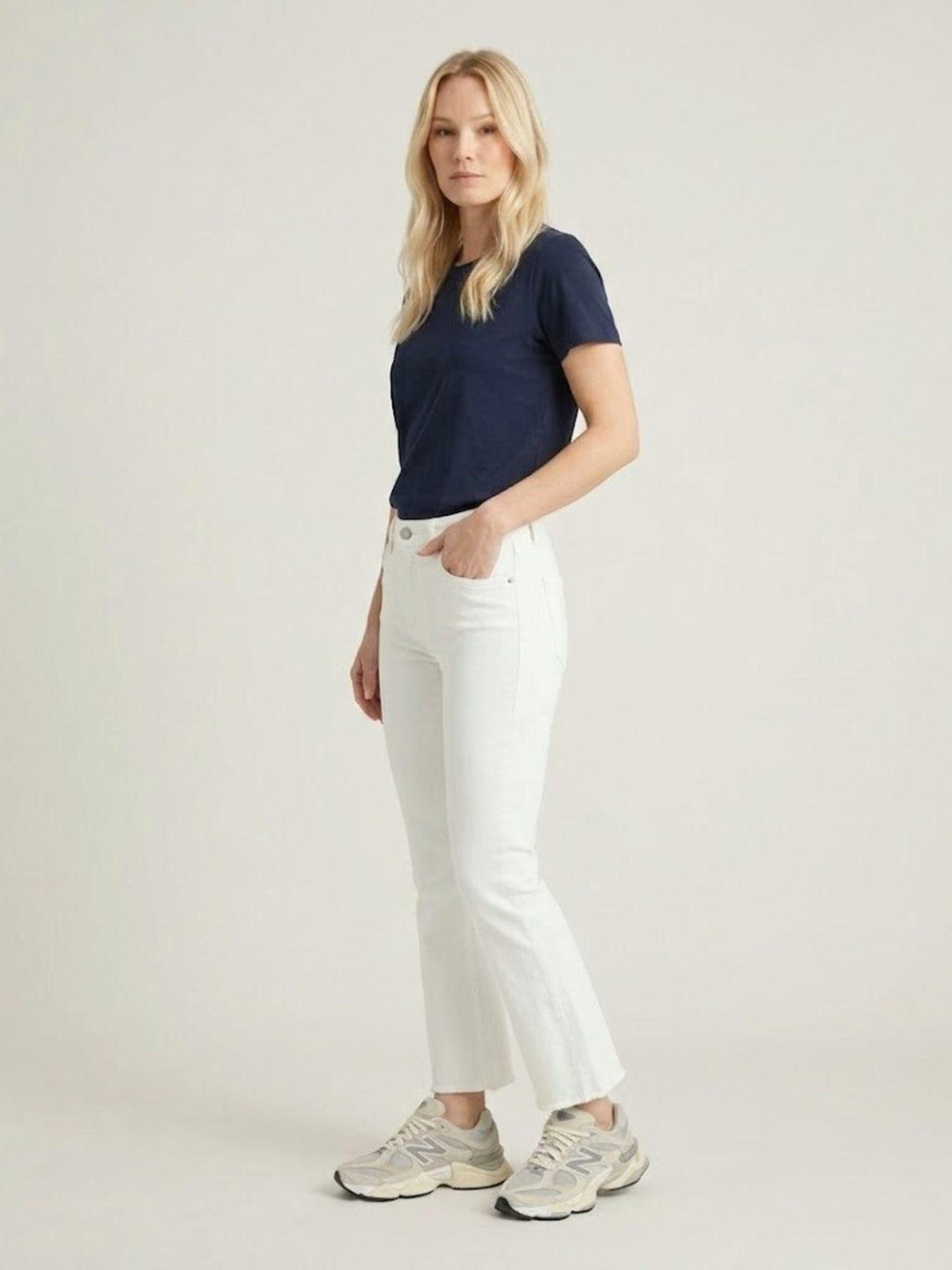 Pantalone a trombetta sfrangiato in cotone bianco 80137G190 LATTE ANDREA MORANDO 