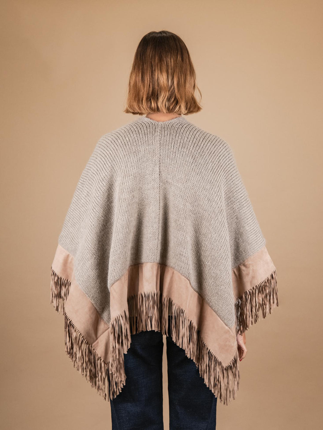 SCIALLE IN LANA CAMMELLO CON PROFILI E FRANGE IN CAMOSCIO BEIGE OLIVIA530 890 ANDREA MORANDO 