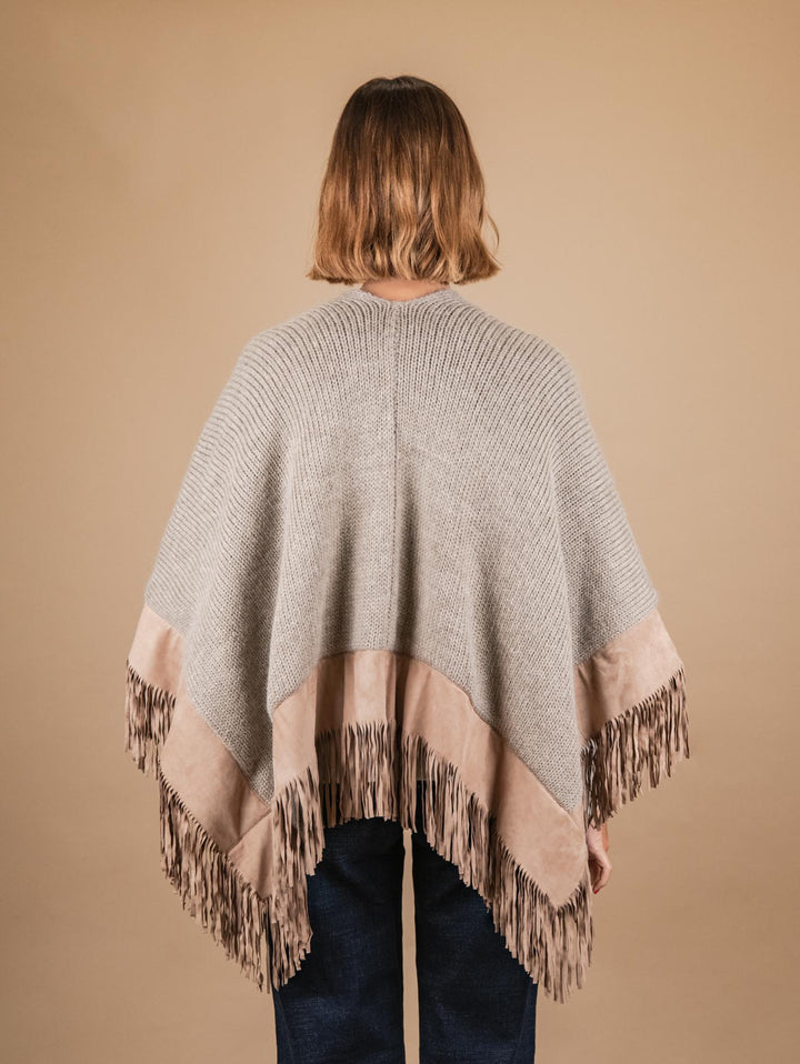 SCIALLE IN LANA CAMMELLO CON PROFILI E FRANGE IN CAMOSCIO BEIGE OLIVIA530 890 ANDREA MORANDO 