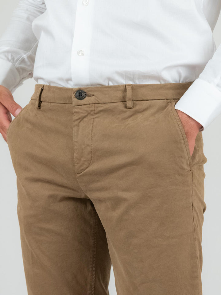 PANTALONE MARRONE  CON TASCHE A FILO