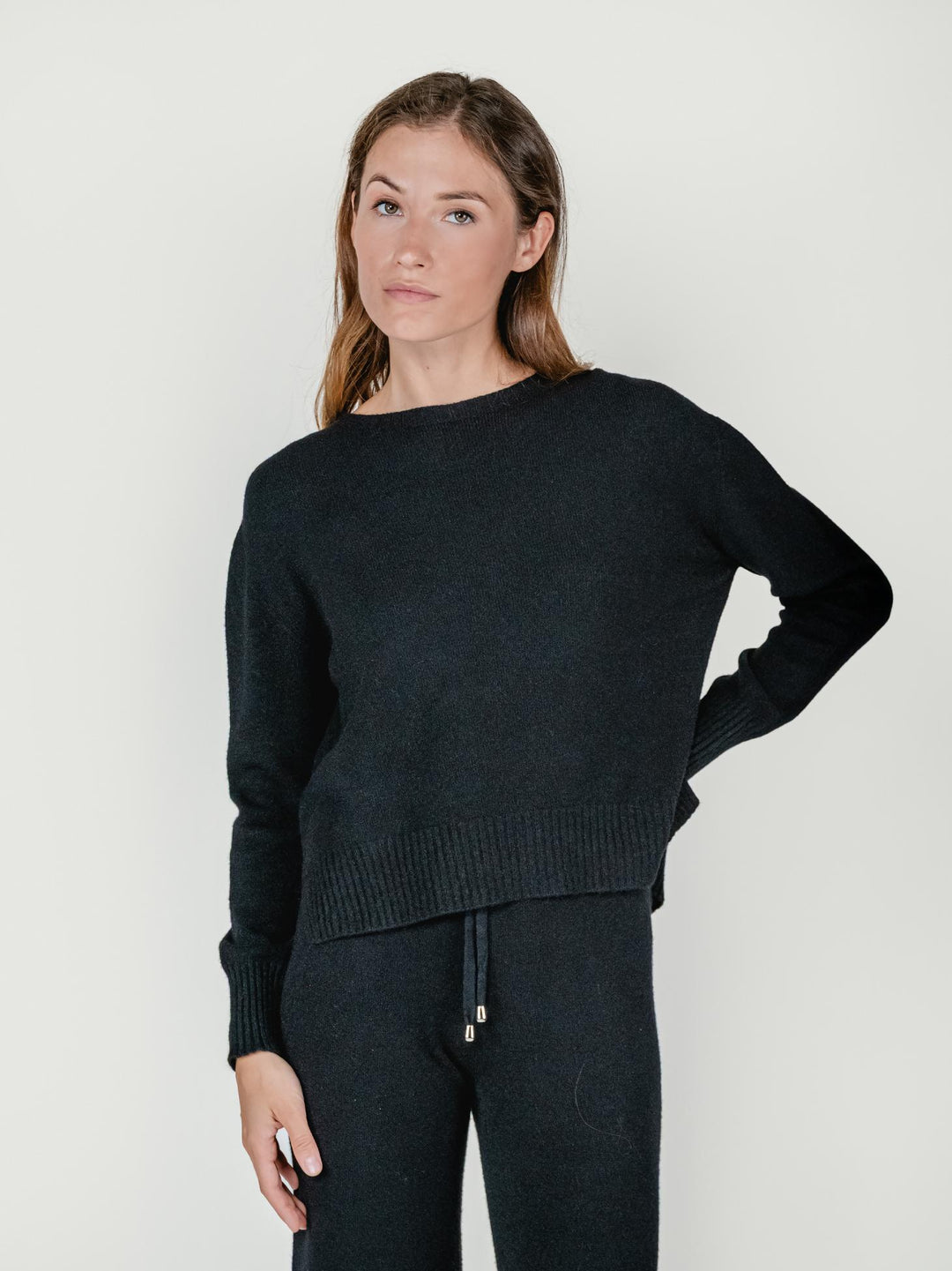 MAGLIA GIROCOLLO CON FONDO ASSIMETRICO NERO 037050 0010 BIMOR 