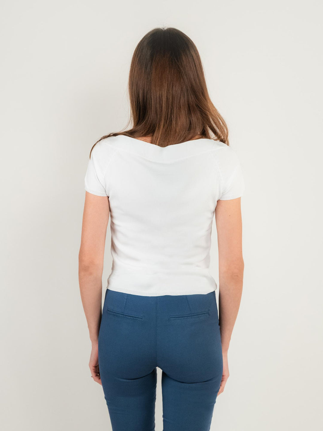 T-SHIRT BIANCA CON SCOLLO A BARCA