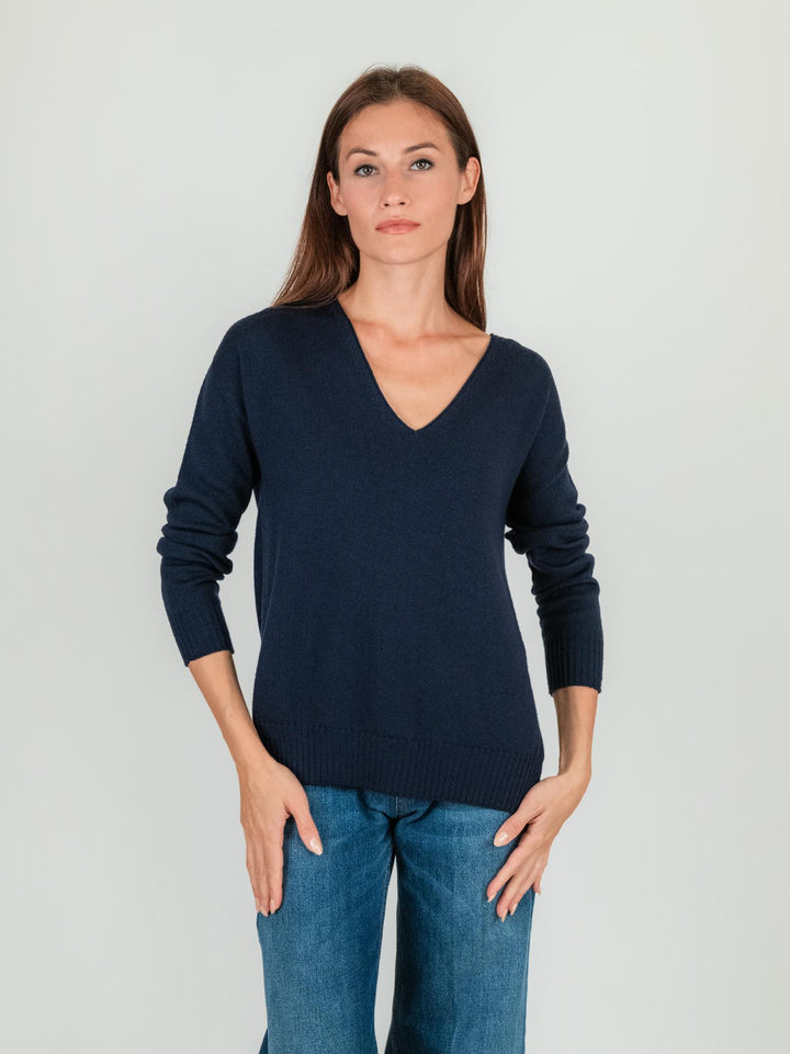Maglia con scollo a V color blu in lana vergine 245C8114 304 ANDREA MORANDO 