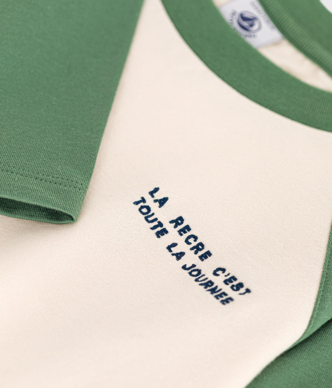 T-shirt bianca e verde a maniche lunghe in jersey sottile bambino A0BIL 01 PETIT BATEAU 
