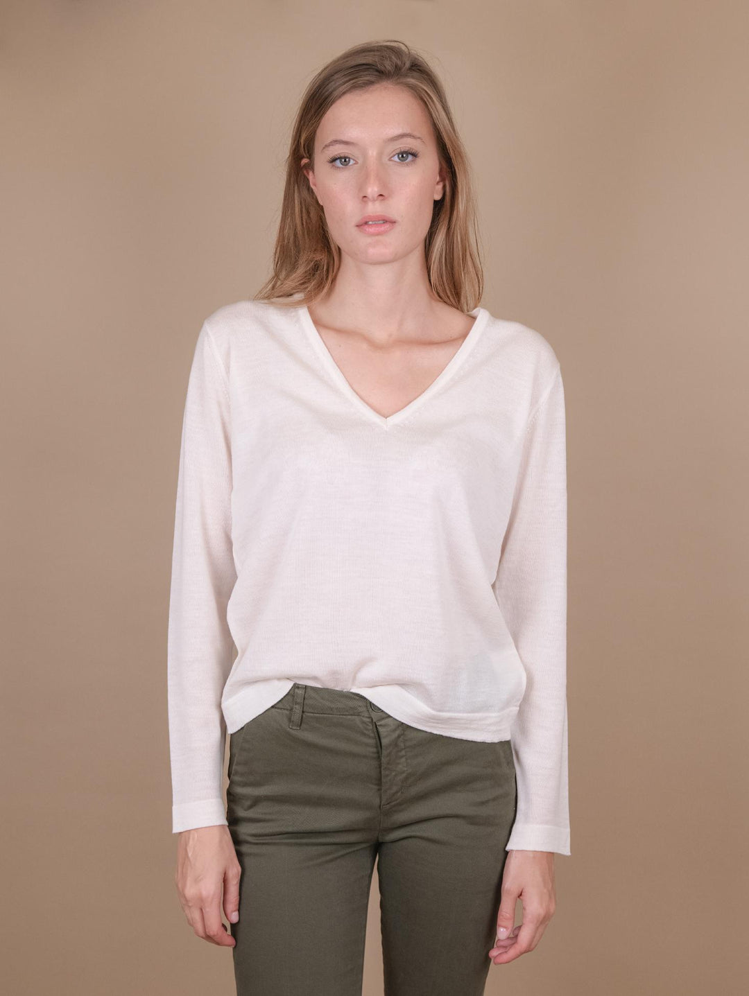MAGLIA con SCOLLO a V in lana merino extra fine ecru 10319V 27865 ANDREA MORANDO 