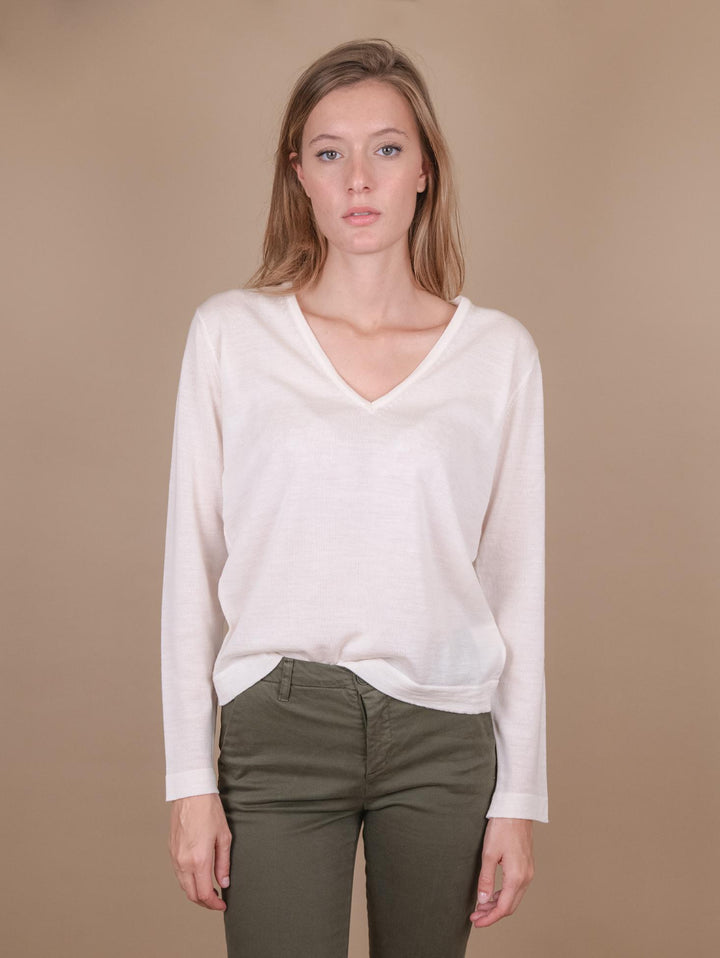 MAGLIA con SCOLLO a V in lana merino extra fine ecru 10319V 27865 ANDREA MORANDO 