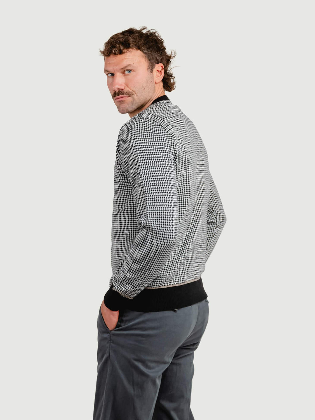 MAGLIA GIROCOLLO CON TRAMA PIED DE POULE BIANCA E NERA 8075 NERO ANDREA MORANDO 