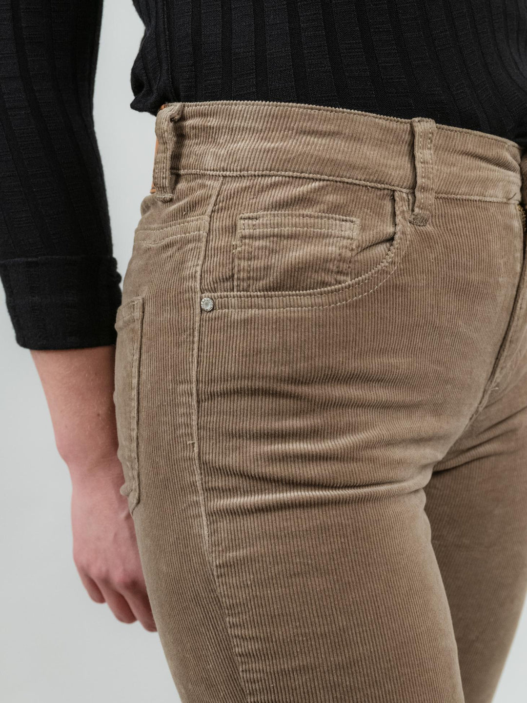 Pantalone cinque tasche a trombetta in velluto beige