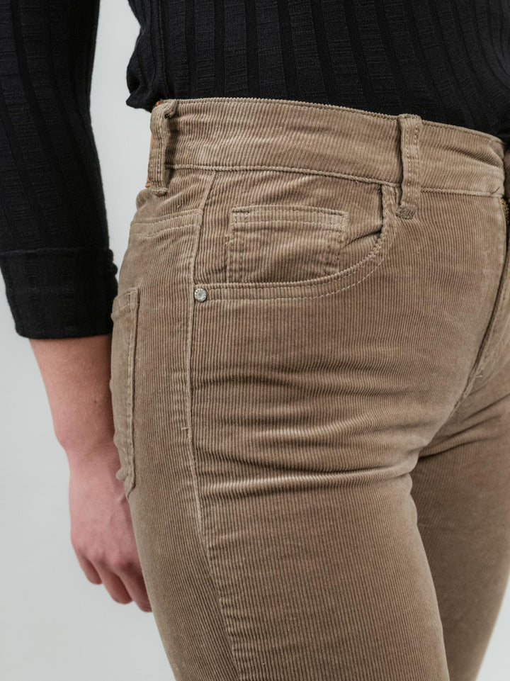 Pantalone cinque tasche a trombetta in velluto beige