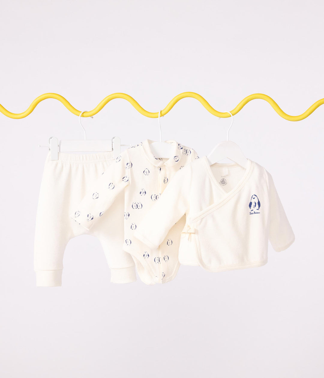 Set 3 pezzi neonato con coprispalle e body con pinguini stampati A0EKU 01 PETIT BATEAU 