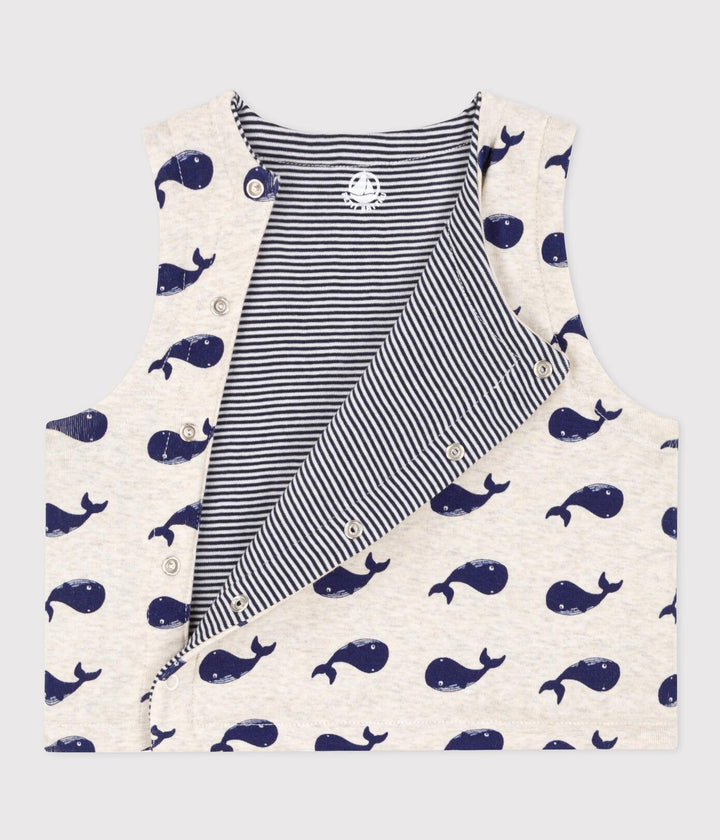 GILET SENZA MANICHE BEBÈ DOUBLE FACE CON MOTIVO BALENE A086F 01 PETIT BATEAU 