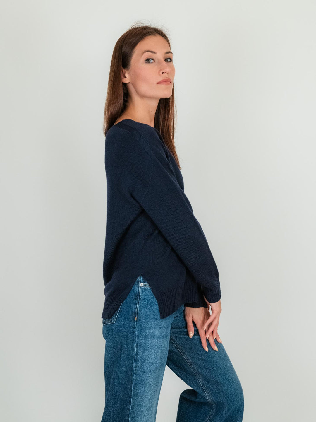 Maglia con scollo a V color blu in lana vergine 245C8114 304 ANDREA MORANDO 