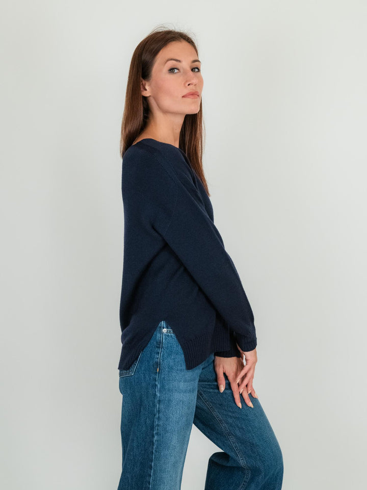 Maglia con scollo a V color blu in lana vergine 245C8114 304 ANDREA MORANDO 
