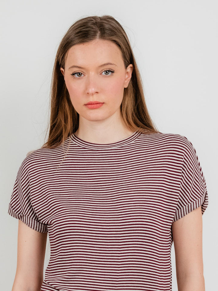 T-SHIRT IN MAGLIA A RIGHE BIANCHE E BORDEAUX