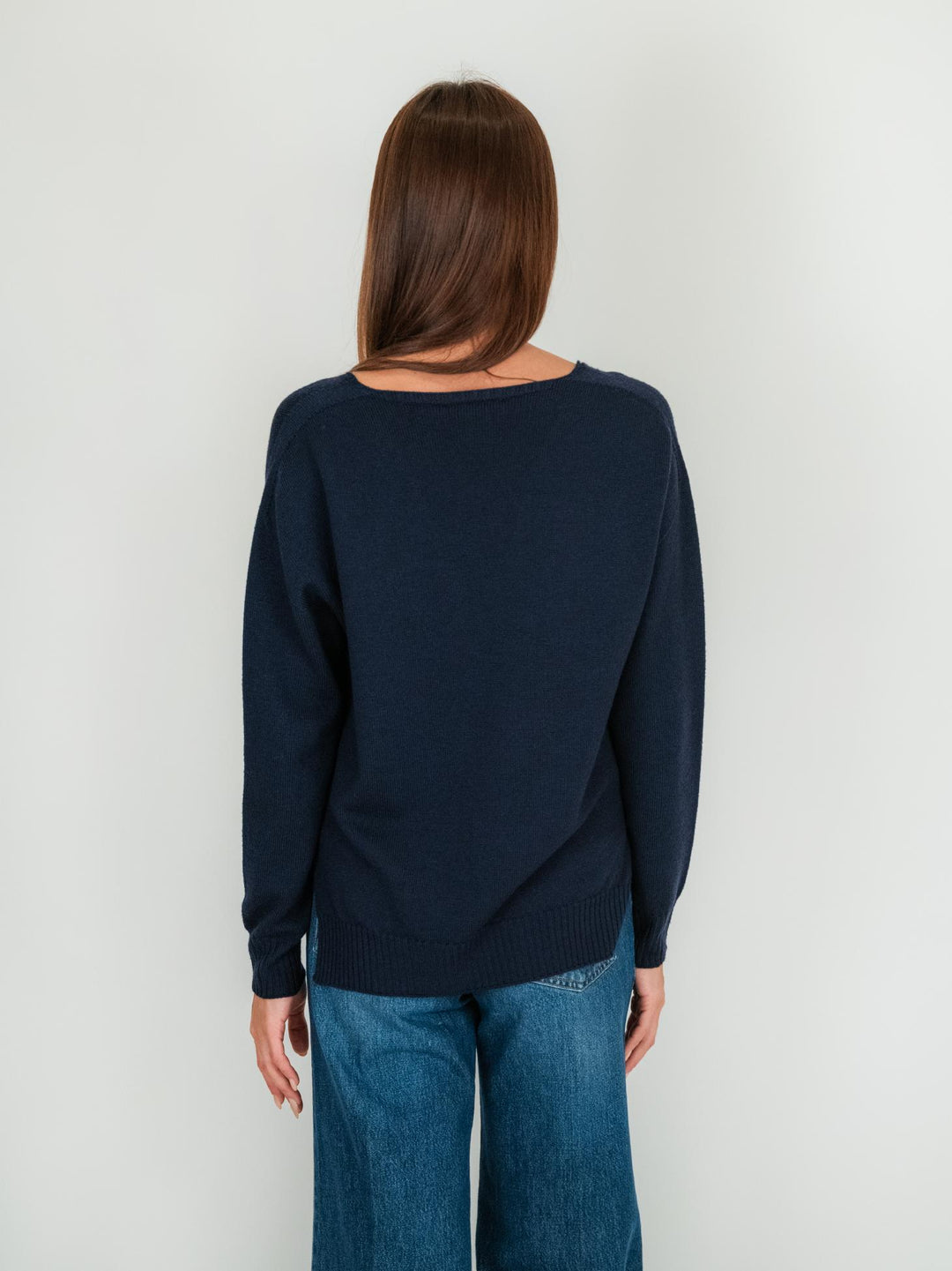 Maglia con scollo a V color blu in lana vergine 245C8114 304 ANDREA MORANDO 