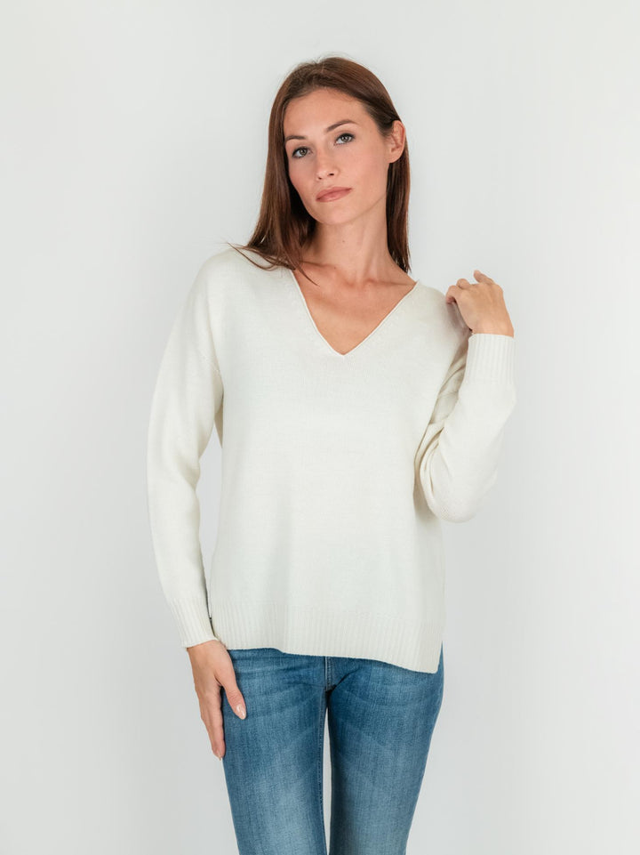 MAGLIA IN LANA SCOLLO V COLOR PANNA 245C8114 002 ANDREA MORANDO 