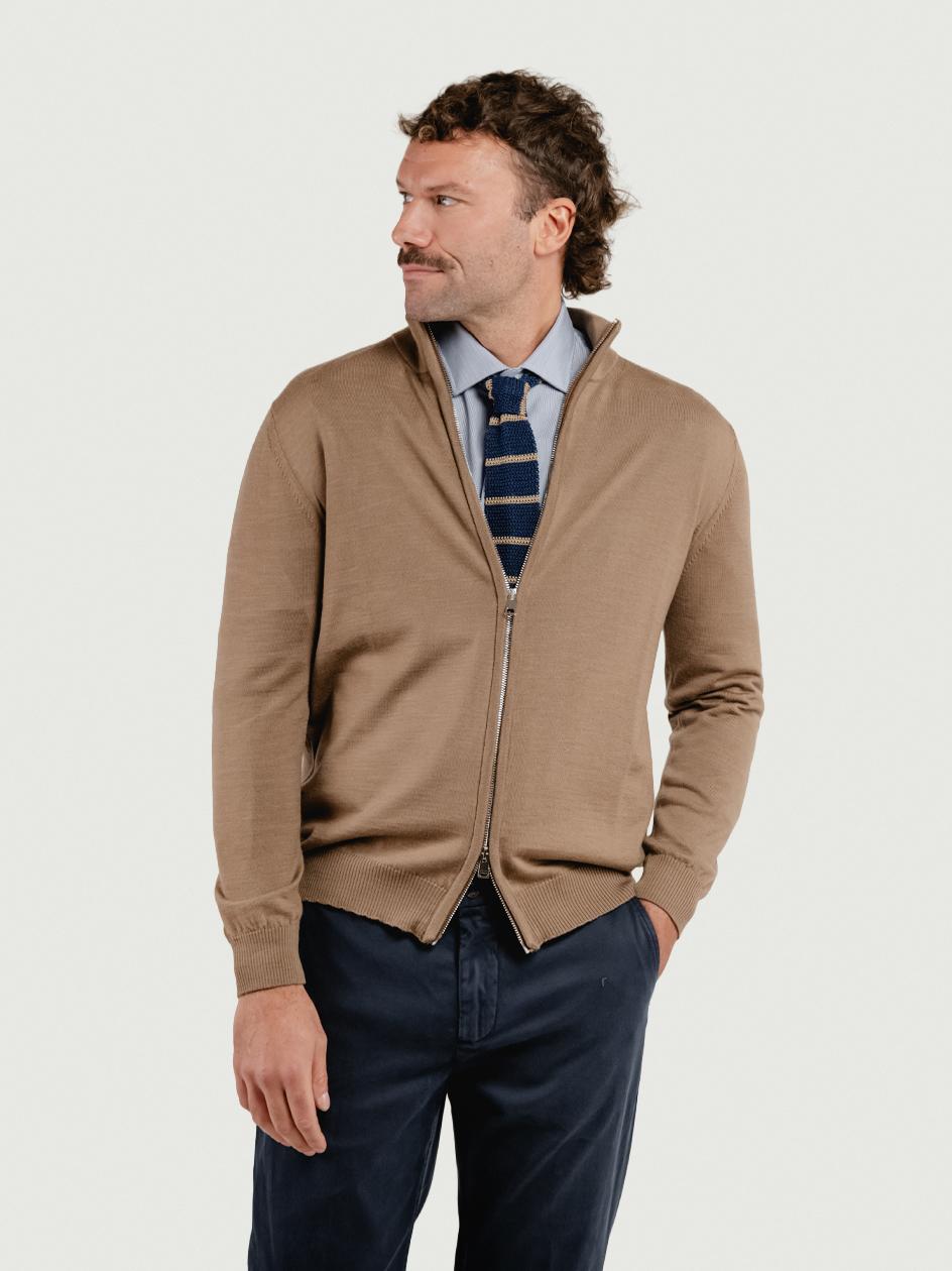 MAGLIA A LUPETTO CON ZIP IN LANA MERINO CAMMELLO LUPETTO ZIP 76592 ANDREA MORANDO 