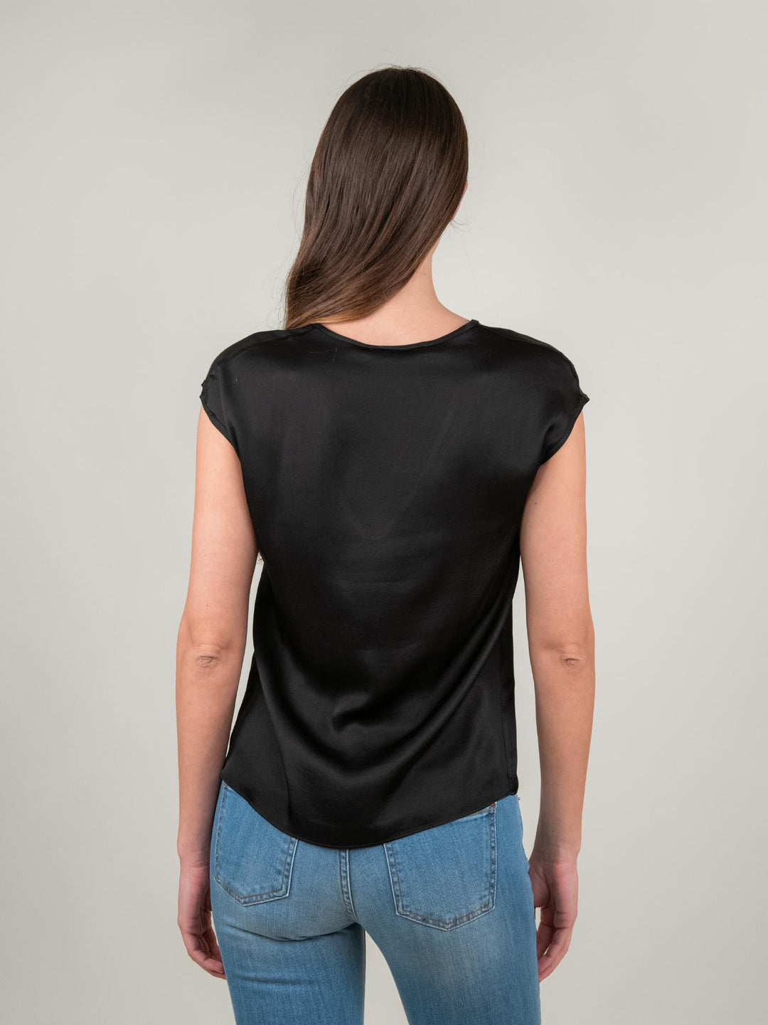 BLUSA CON SCOLLO A V E MANICA CORTA IN RASO NERA M9827 NERO ANDREA MORANDO 