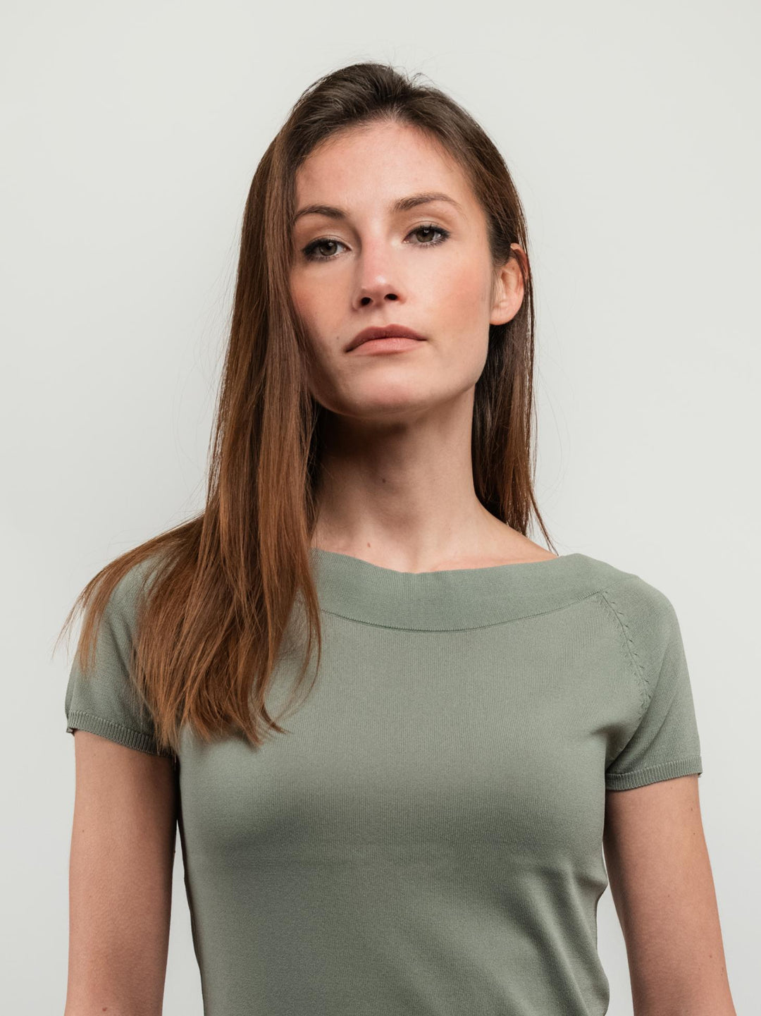 T-SHIRT  VERDE SALVIA CON SCOLLO A BARCA 251W6022 334 ANDREA MORANDO 