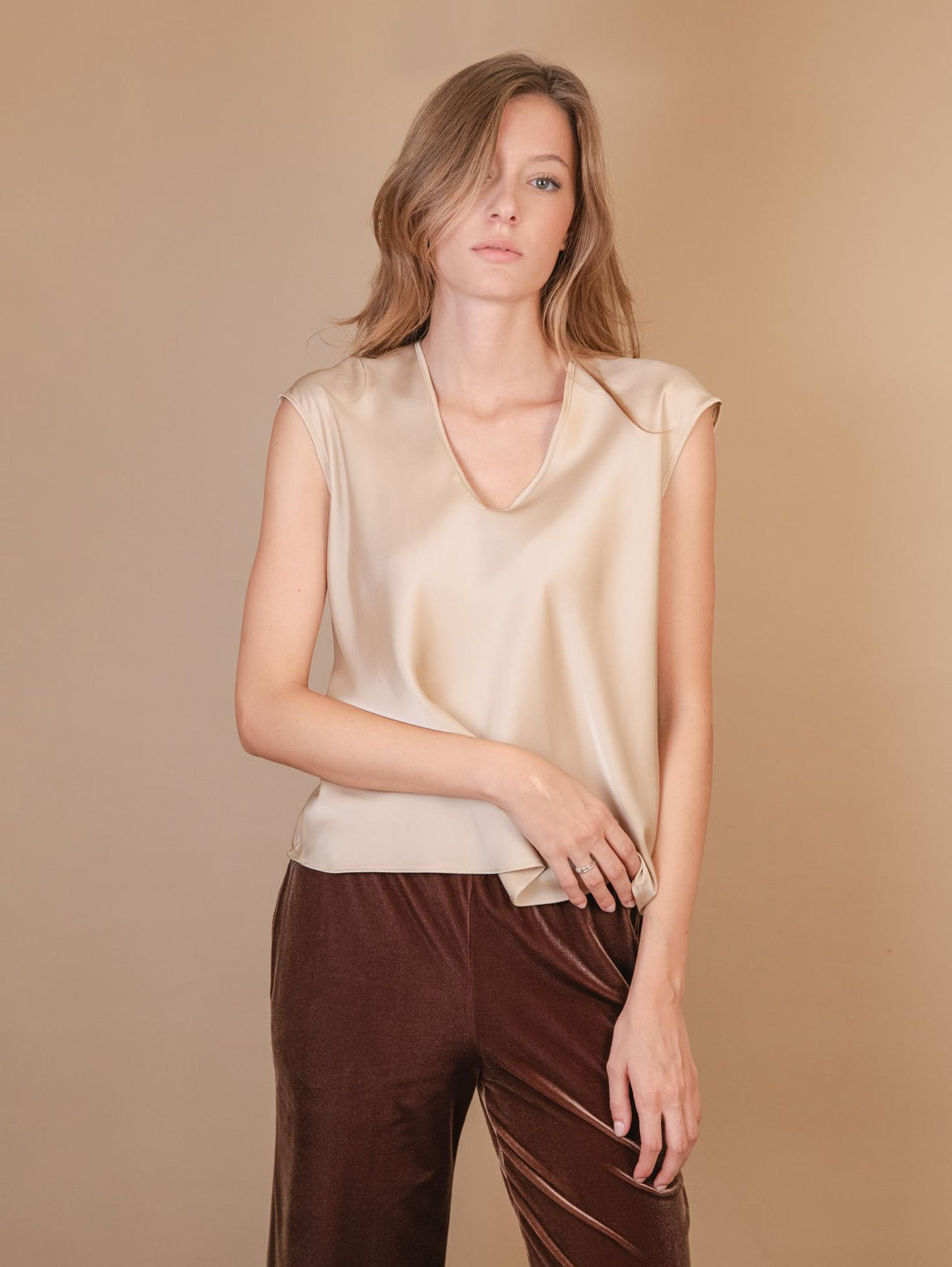 BLUSA CON SCOLLO A V E MANICA CORTA IN RASO BEIGE M9827 BEIGE ANDREA MORANDO 