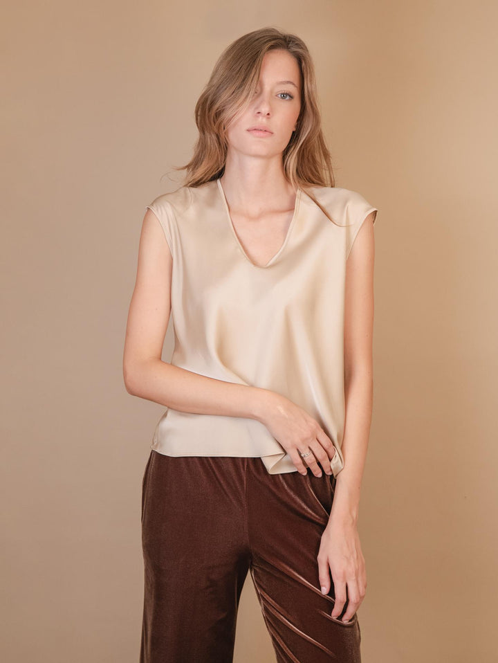 BLUSA CON SCOLLO A V E MANICA CORTA IN RASO BEIGE M9827 BEIGE ANDREA MORANDO 