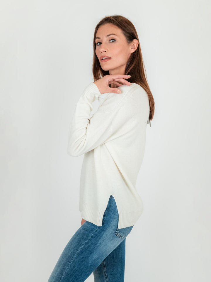 MAGLIA IN LANA SCOLLO V COLOR PANNA 245C8114 002 ANDREA MORANDO 