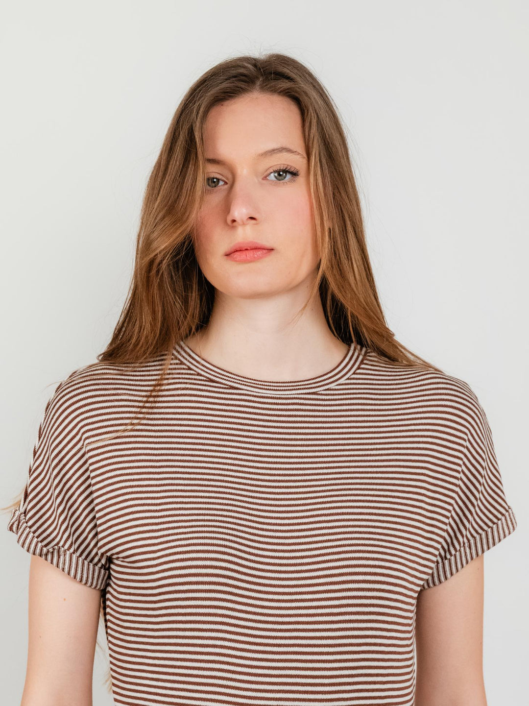 T-SHIRT IN MAGLIA A RIGHE PANNA E MARRONI