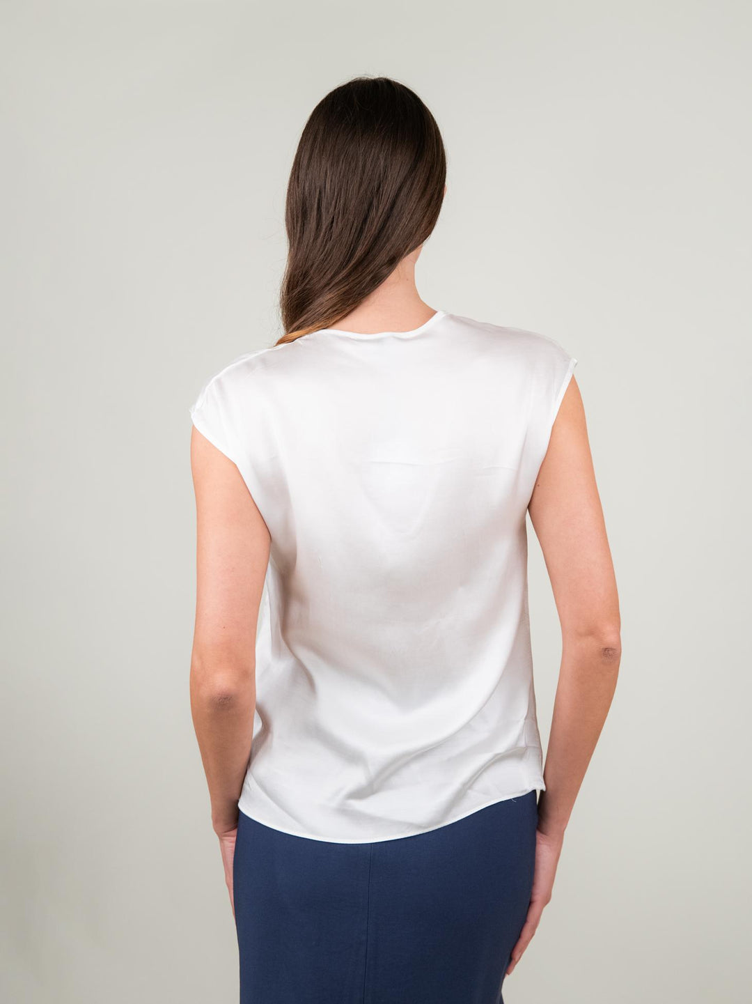 BLUSA CON SCOLLO A V E MANICA CORTA IN RASO BIANCA M9827 BIANCO ANDREA MORANDO 