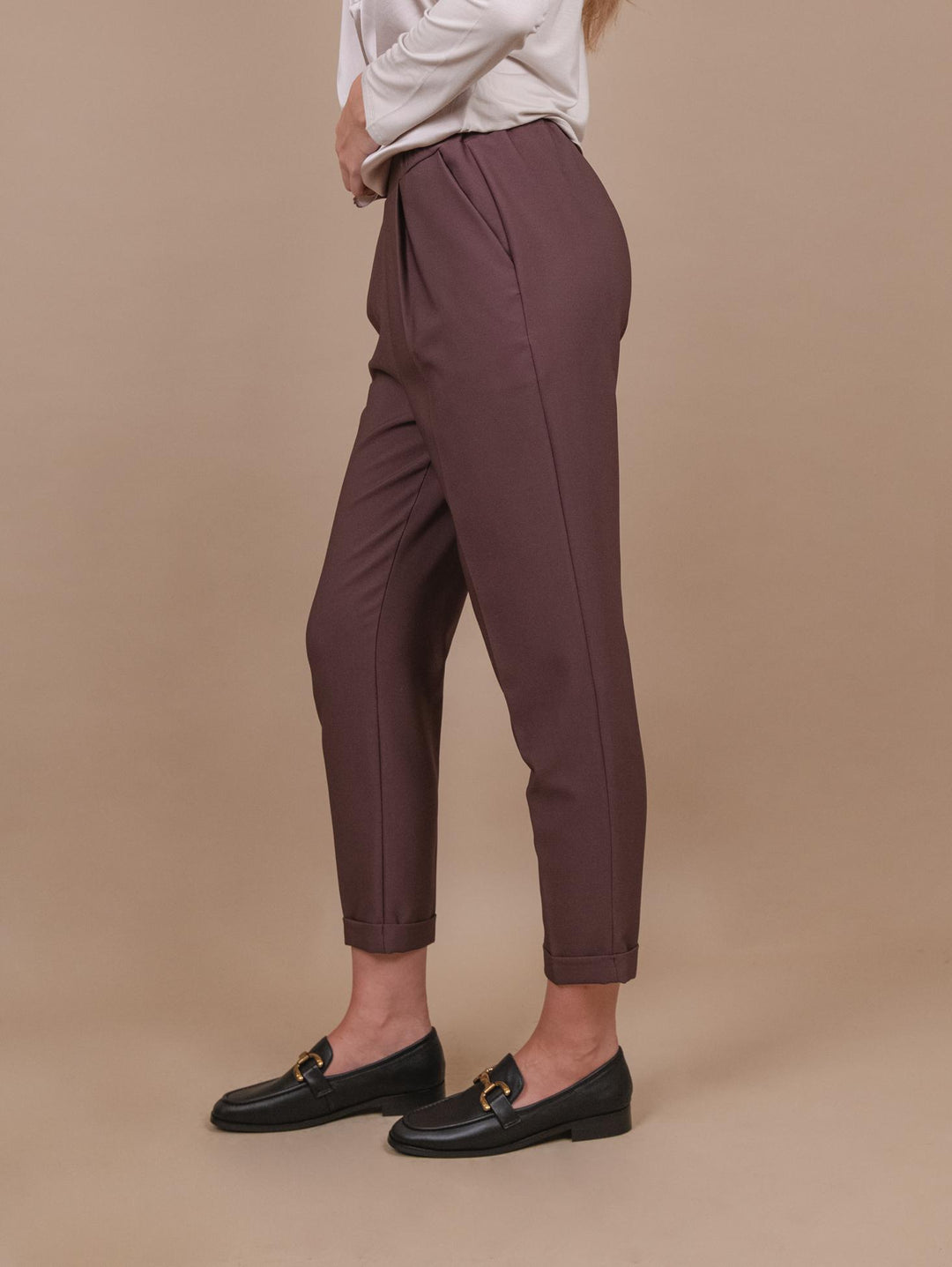 PANTALONE CON PINCES IN TESSUTO TECNICO MARRONE P2836 CIOCCOLATO ANDREA MORANDO 