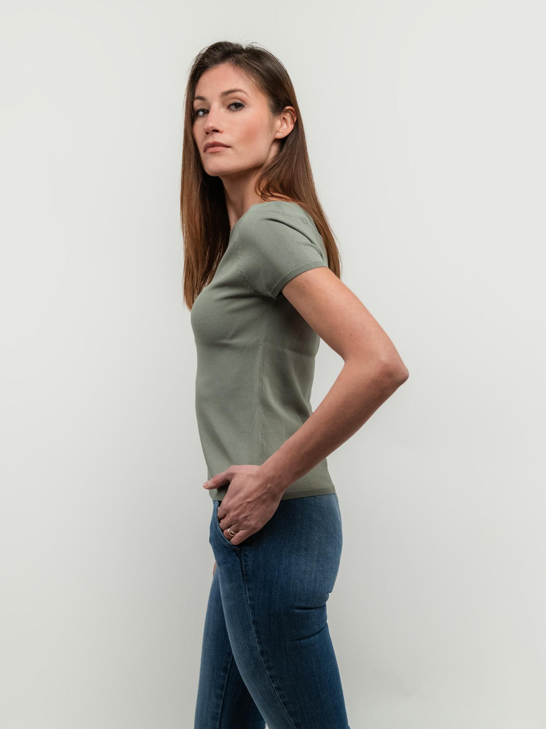 T-SHIRT  VERDE SALVIA CON SCOLLO A BARCA 251W6022 334 ANDREA MORANDO 