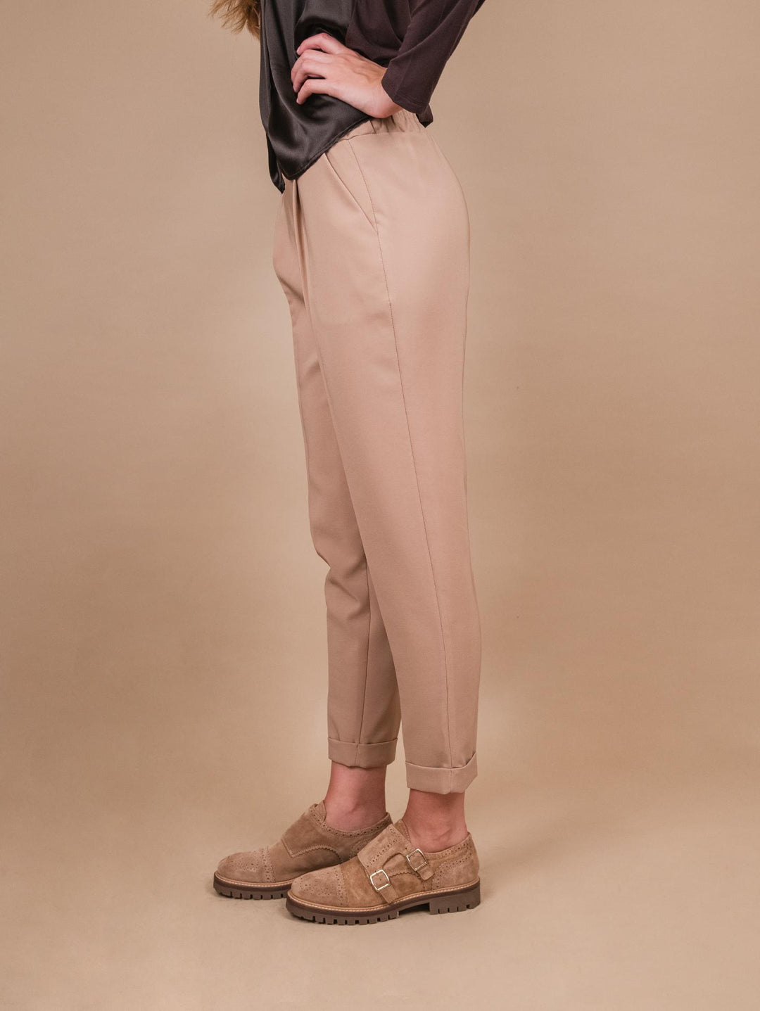 PANTALONE CON PINCES IN TESSUTO TECNICO BEIGE P2836 BEIGE ANDREA MORANDO 