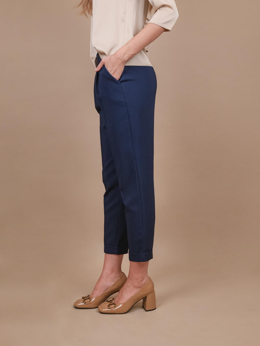 PANTALONE CON PINCES IN TESSUTO TECNICO BLU P2836 BLU ANDREA MORANDO 