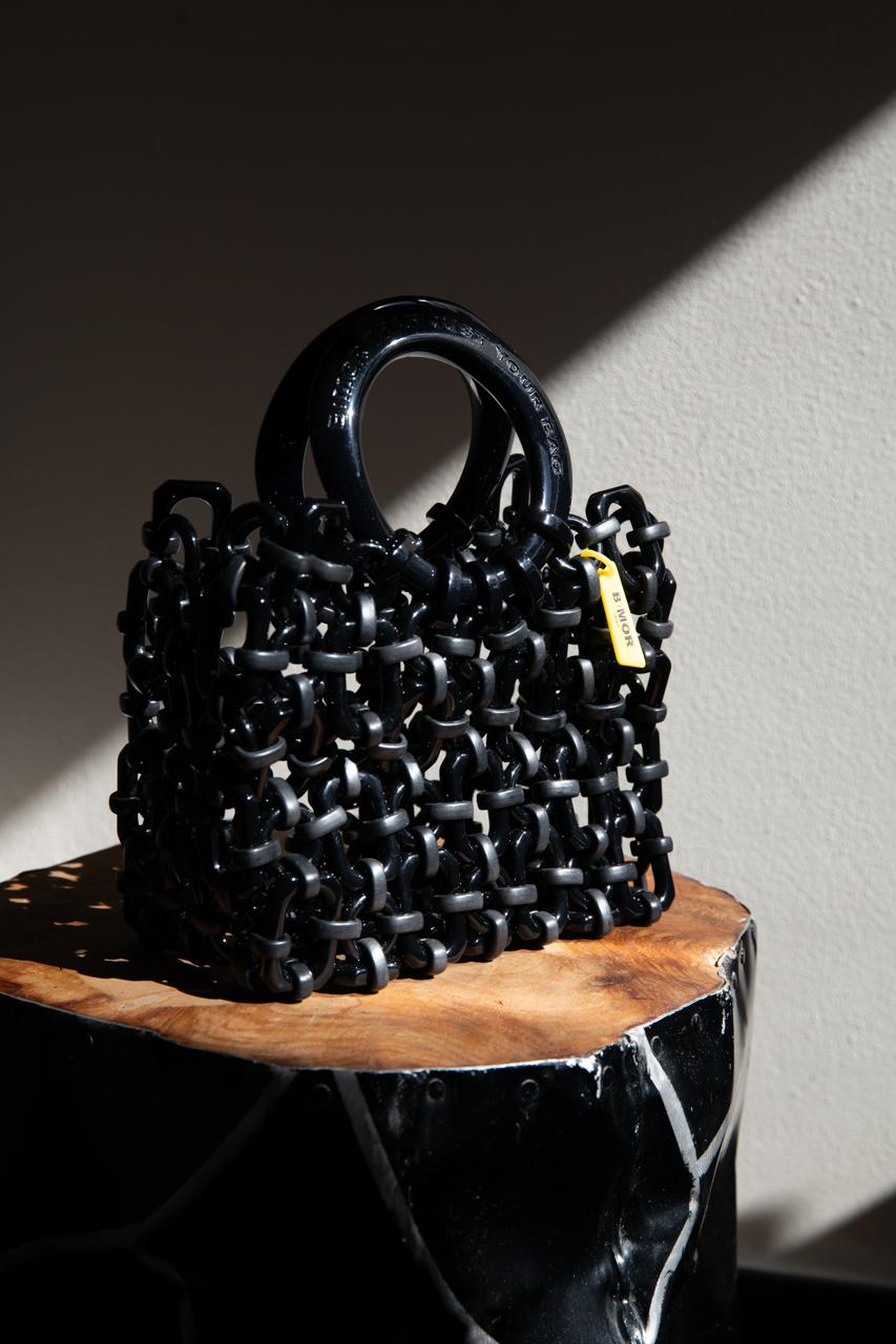 BORSA CON MANICI IN RESINA NERA "DOLL" DOLL NERO BIMOR 