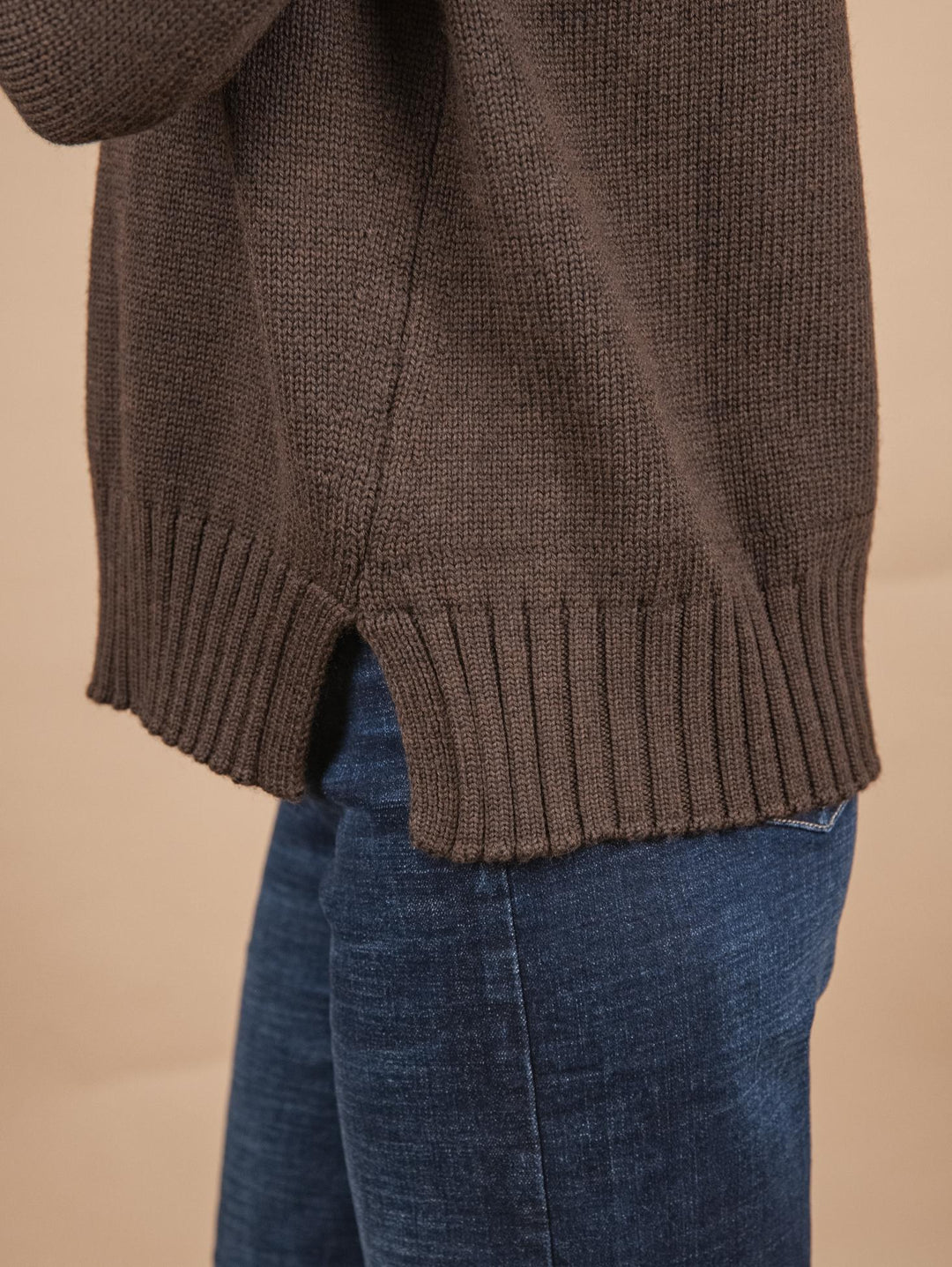 MAGLIA SCOLLO A V IN LANA VERGINE MARRONE 2378008 028 ANDREA MORANDO 