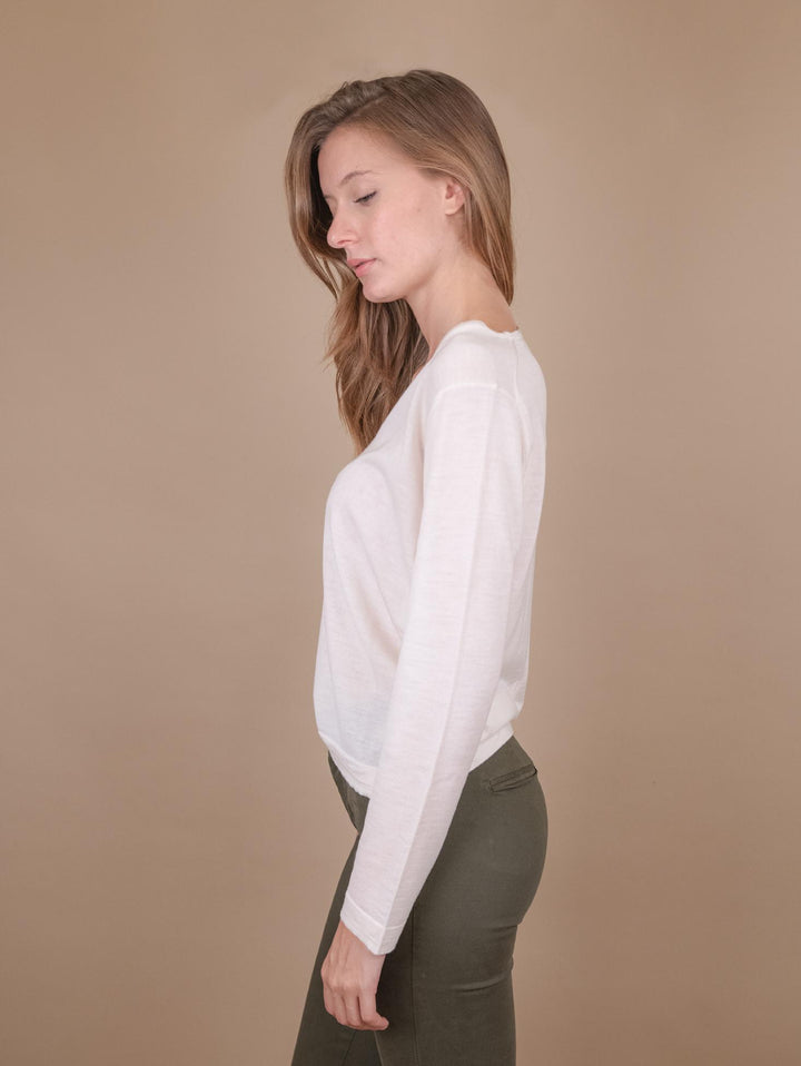 MAGLIA con SCOLLO a V in lana merino extra fine ecru 10319V 27865 ANDREA MORANDO 