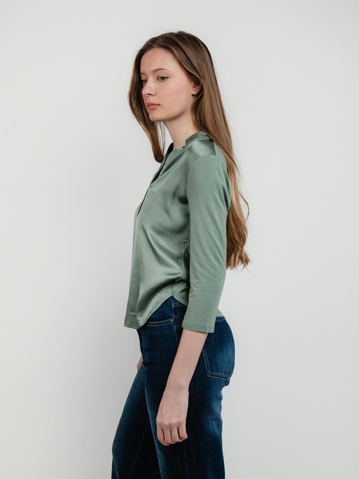Blusa in raso verde salvia