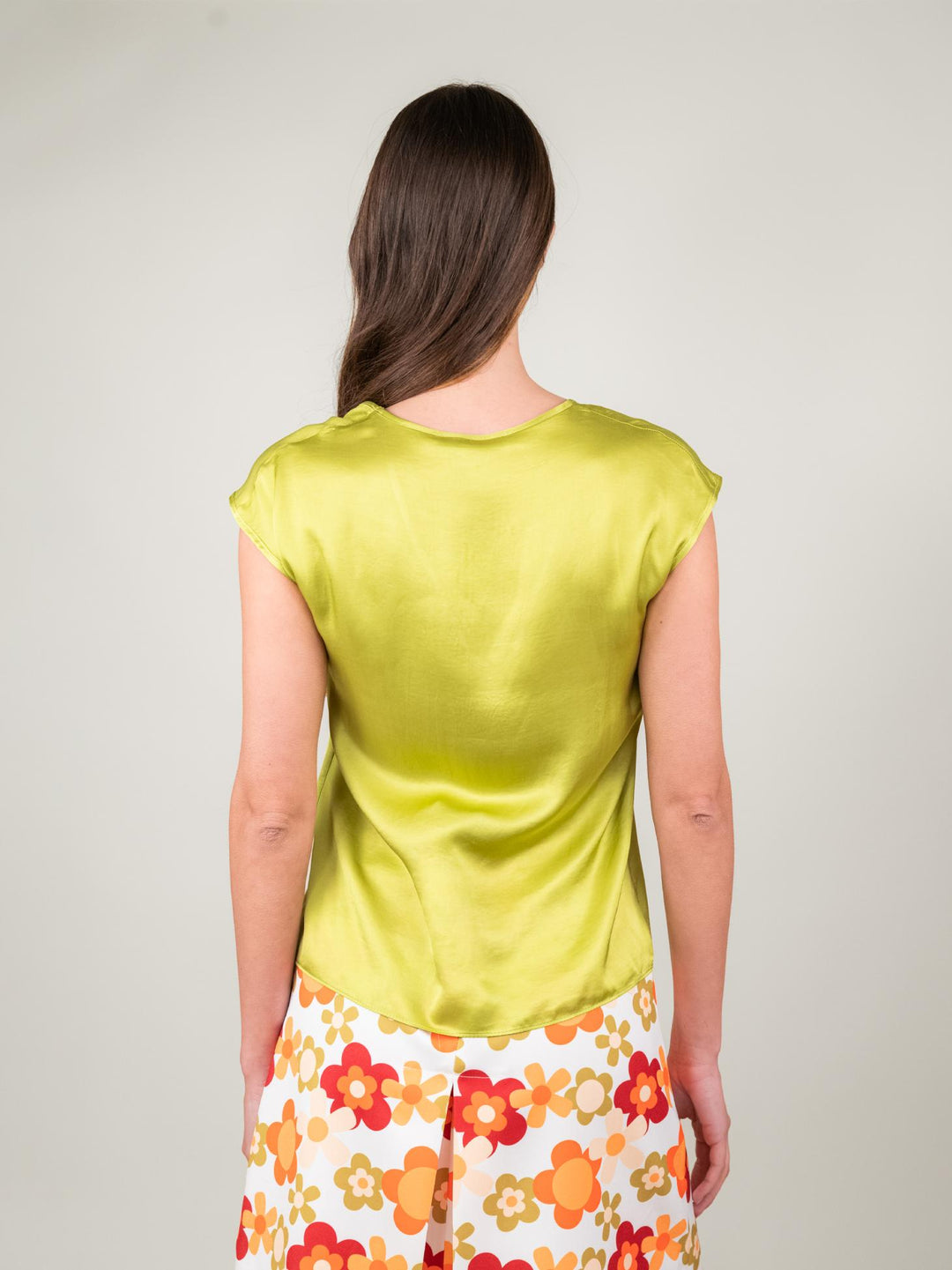 BLUSA CON SCOLLO A V E MANICA CORTA IN RASO VERDE LIME M9827 LIME ANDREA MORANDO 