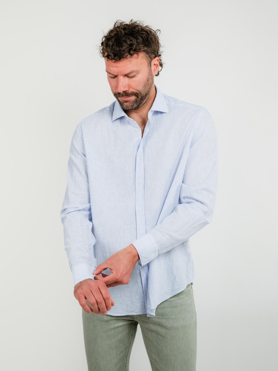 CAMICIA IN LINO E COTONE A RIGHE BIANCHE E AZZURRE