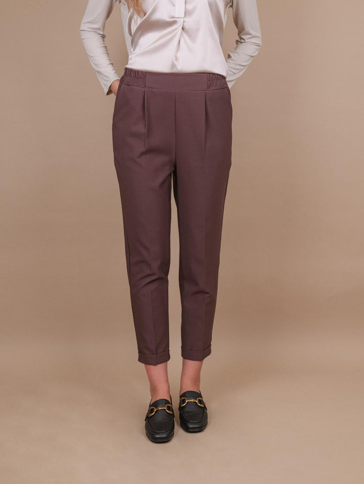 PANTALONE CON PINCES IN TESSUTO TECNICO MARRONE P2836 CIOCCOLATO ANDREA MORANDO 